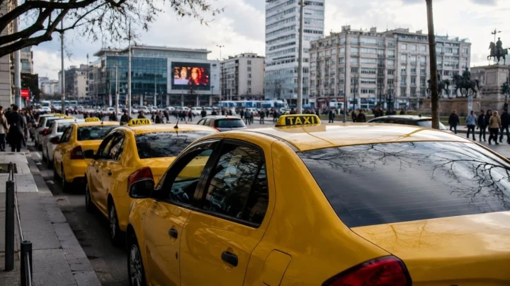 Şehir merkezinde sıralanmış sarı taksiler