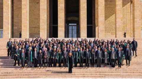 Ankara Barosu yönetim kurulu üyeleri Anıtkabir’in merdivenlerinde toplu fotoğraf çektiriyor.