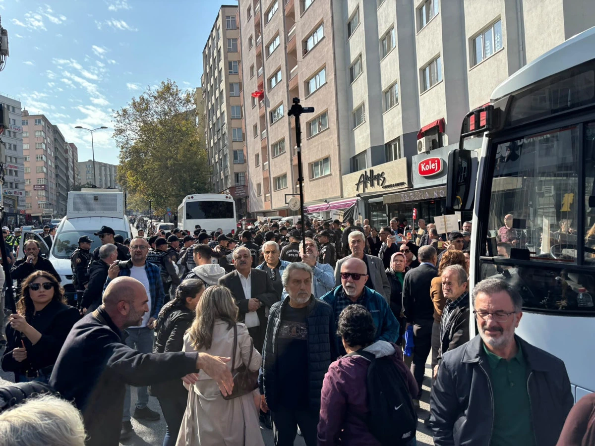 Ankara’daki basın eyleminde kalabalık yürüyüş sırasında ilerliyor