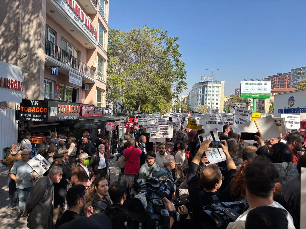 Ankara’daki basın yürüyüşüne katılan kalabalık cadde boyunca ilerliyor