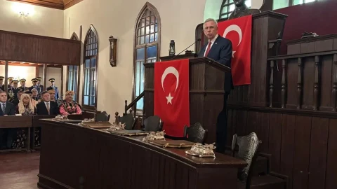Mansur Yavaş, Birinci Meclis’teki törende kürsüden konuşuyor