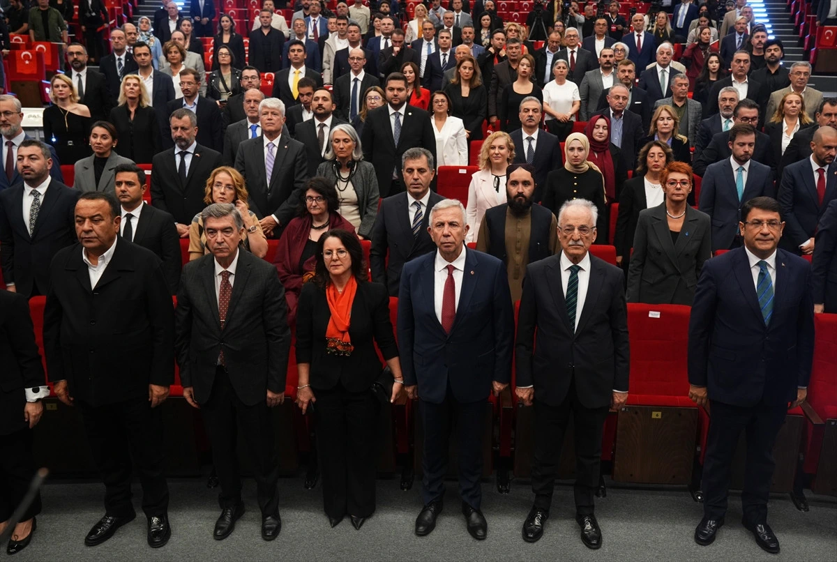 Ankara’daki yıl dönümü programına katılanlar salonda toplu halde