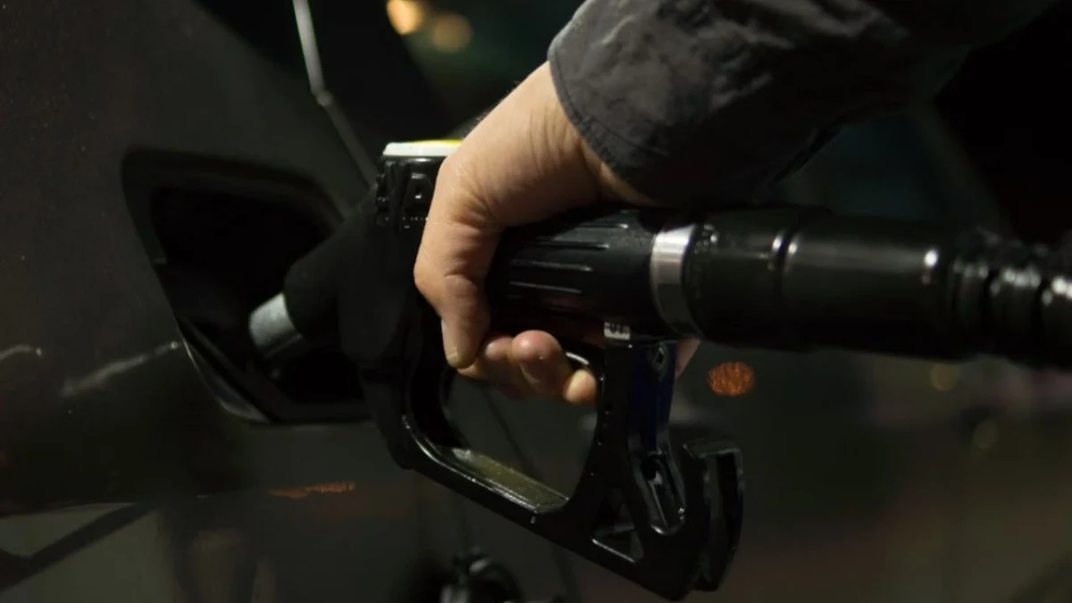 Akaryakıt pompasından otomobilin deposuna benzin dolduruluyor