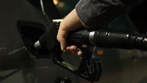 Akaryakıt pompasından otomobilin deposuna benzin dolduruluyor