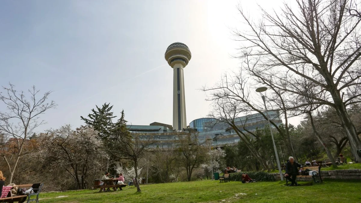 Ankara’da Botanik Parkı’nda yeşil alan, ağaçlar ve Atakule