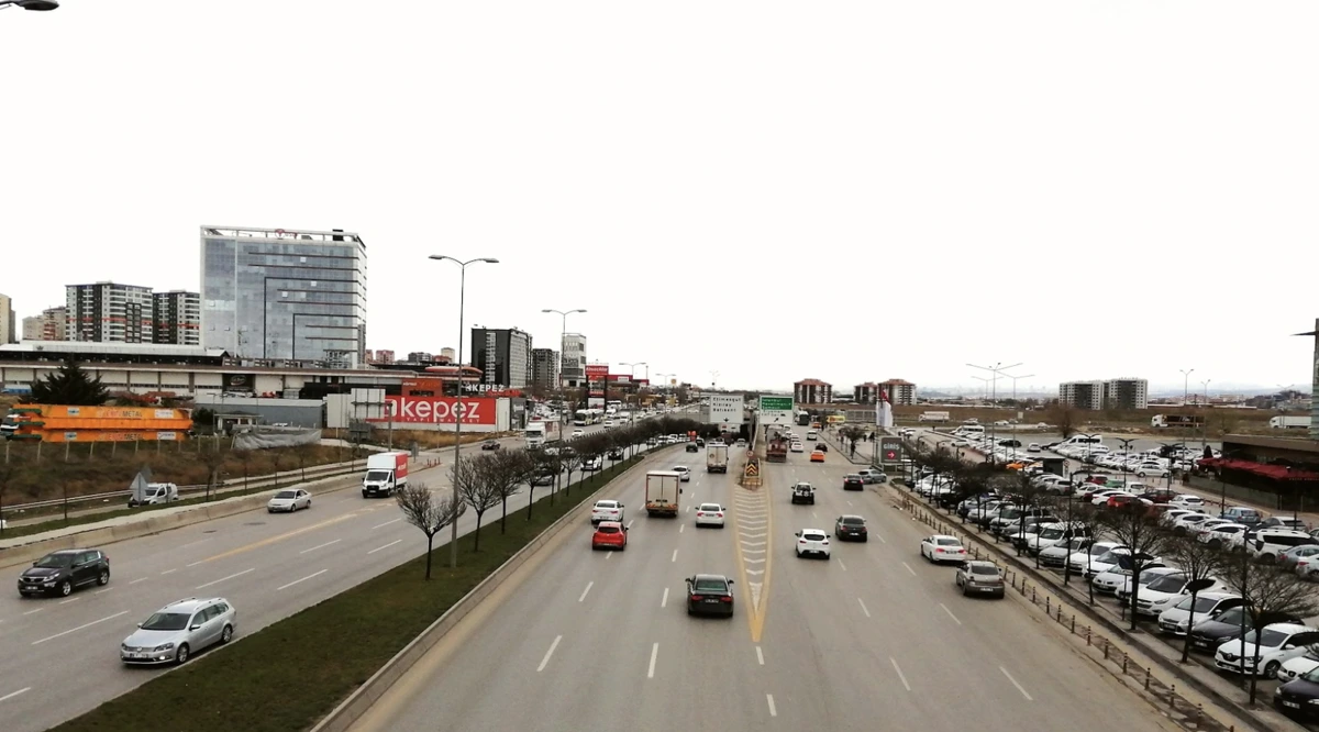 Ankara’da yoğun araç trafiğinin bulunduğu geniş bulvar