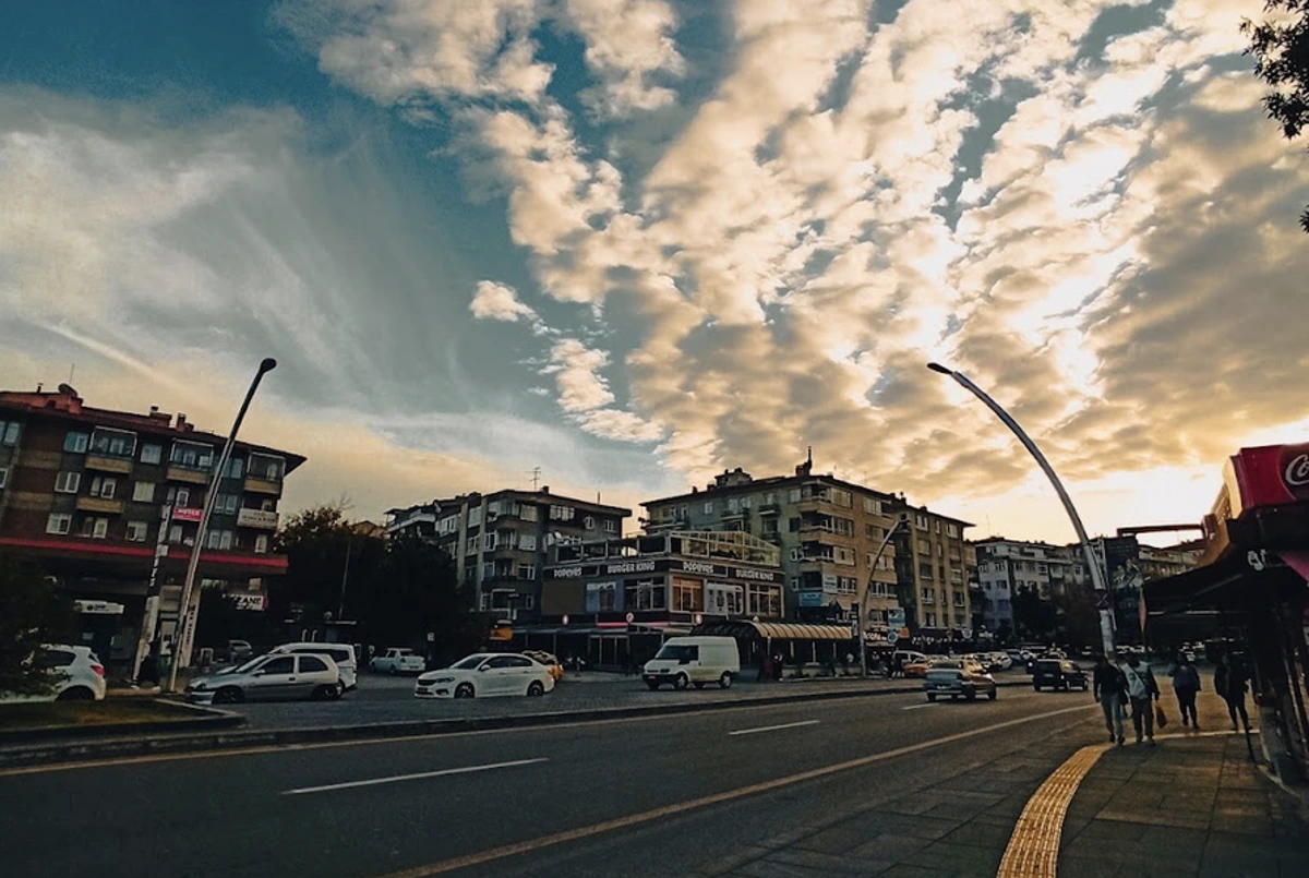 Ankara’da geniş bir caddede araç trafiği ve çevre binalar