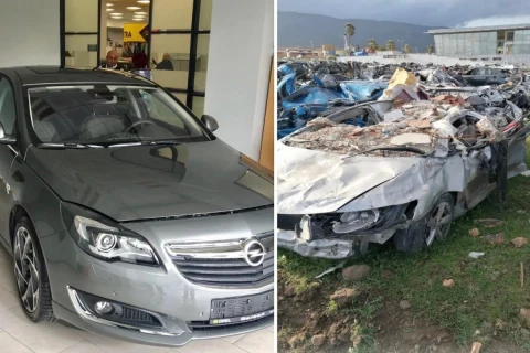 Bir tarafta gri otomobil, diğer tarafta hurdaya ayrılmış araçların bulunduğu alan