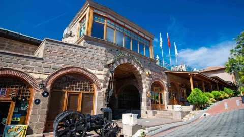 Anadolu Medeniyetleri Müzesi’nin taş kemerli giriş cephesi