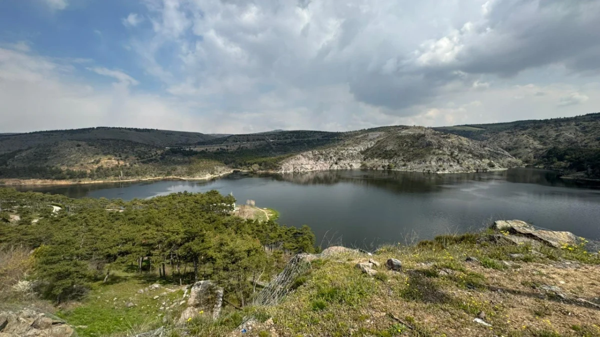 Çubuk-1 Barajı çevresinde göl, ağaçlık alanlar ve kayalık yamaçlar