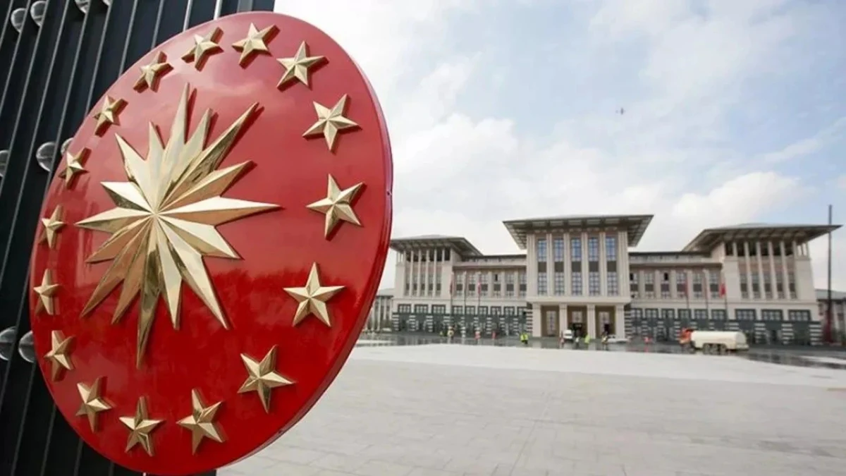 Cumhurbaşkanlığı Külliyesi önündeki alanda büyük Türk bayrağı motifli arma
