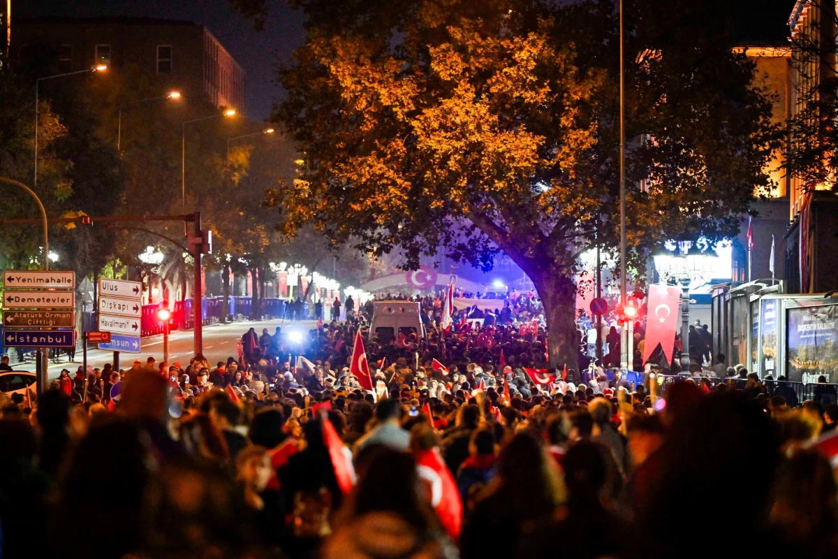Ankara’da gece düzenlenen Cumhuriyet Bayramı yürüyüşünde kalabalık