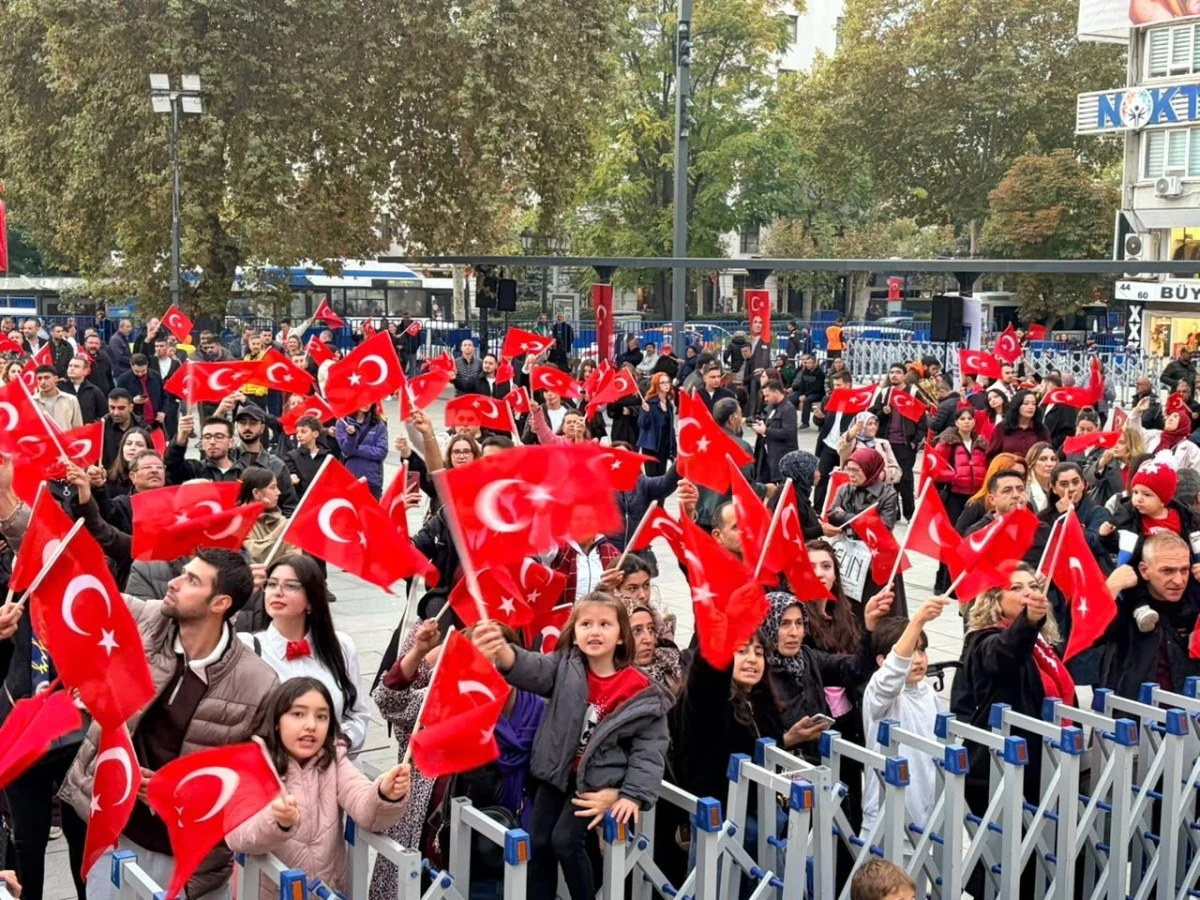 Cumhuriyet’in 103’üncü yılı kutlamalarında Türk bayrakları taşıyan kalabalık