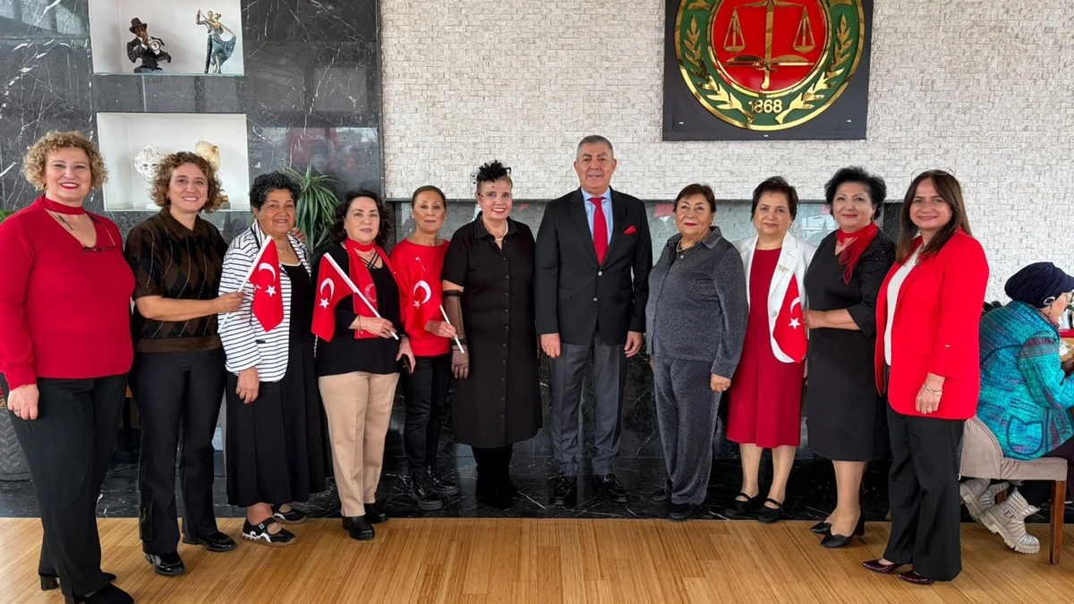 Cumhuriyet kutlamasına katılan kadınlar ve bir erkek temsilci toplu fotoğraf verirken
