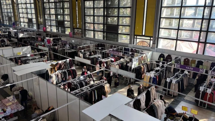 ANFA Fuar ve Kongre Merkezi’nde kurulan moda stantları ve giyim ürünleri