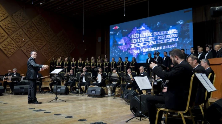 Ankara Devlet Türk Halk Müziği Korosu, 40. yıl konserinde CSO Ada Ankara sahnesinde