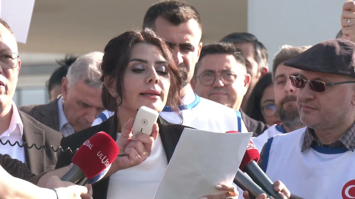 Diş Hekimliği Sendikası Kurucu Başkanı Banu Yıldırım, Sağlık Bakanlığı önündeki açıklamada mikrofon tutarken elindeki kâğıttan okuyor