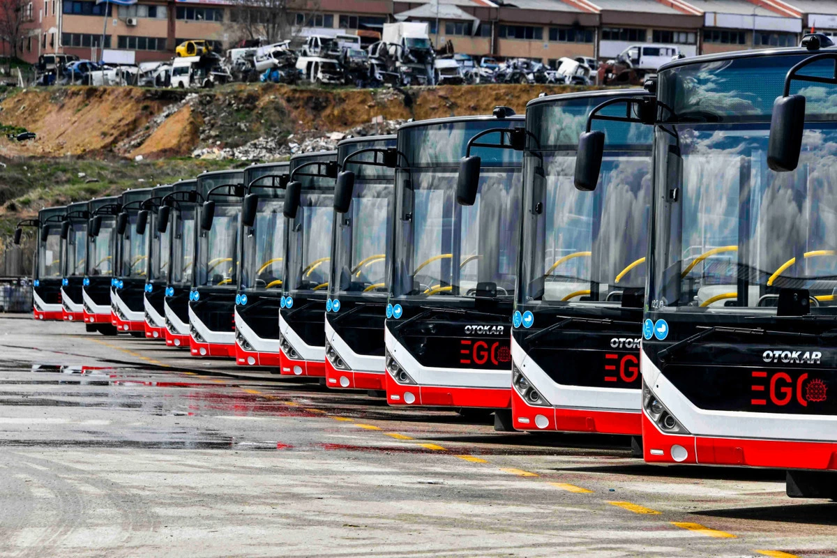 Sıra halinde park edilmiş EGO otobüsleri