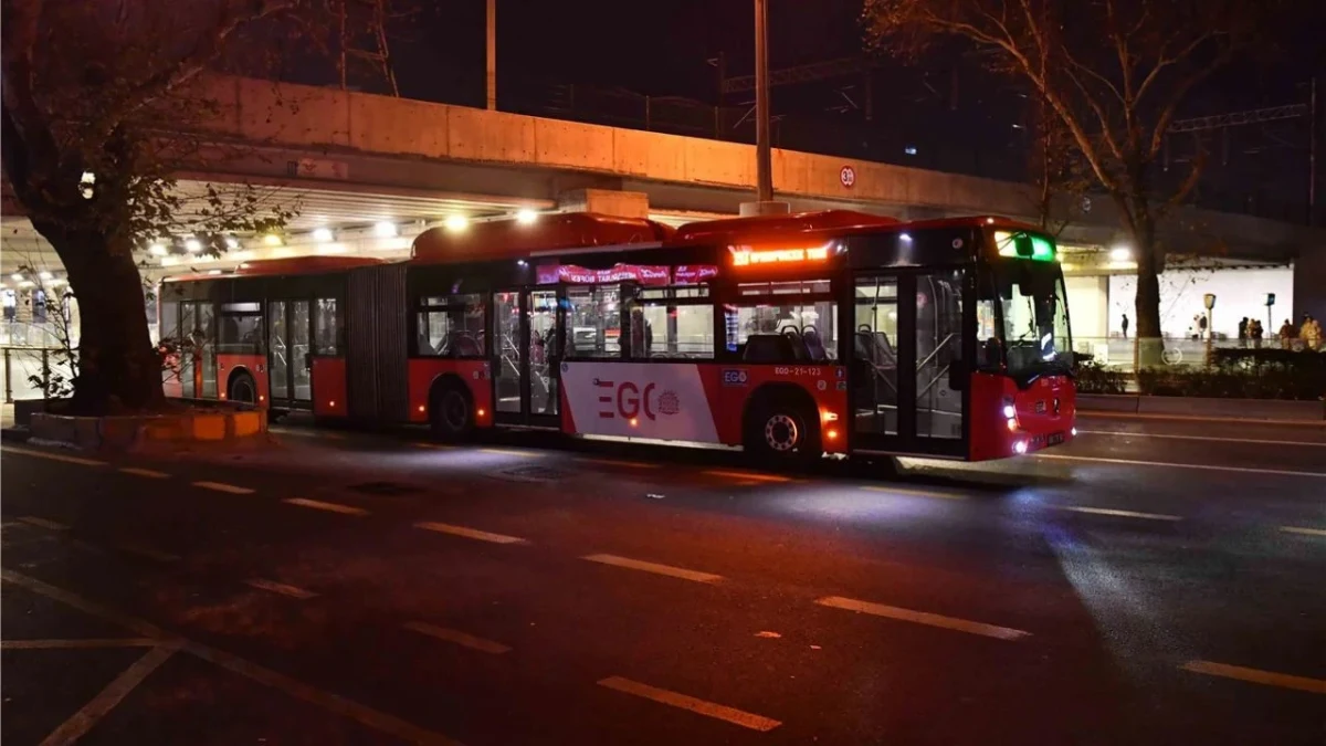 Ankara’da gece saatlerinde caddede bulunan EGO otobüsü