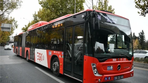 Ankara’da yolda ilerleyen kırmızı beyaz EGO şehir içi otobüsü