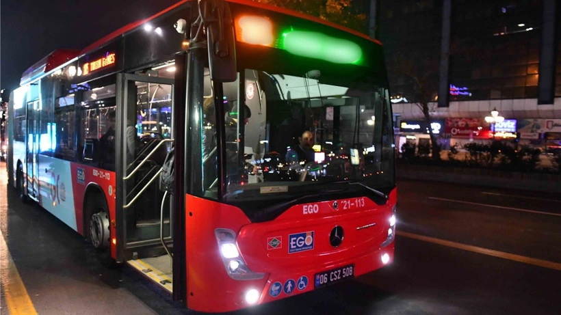 Ankara’da durakta bekleyen kırmızı EGO otobüsü