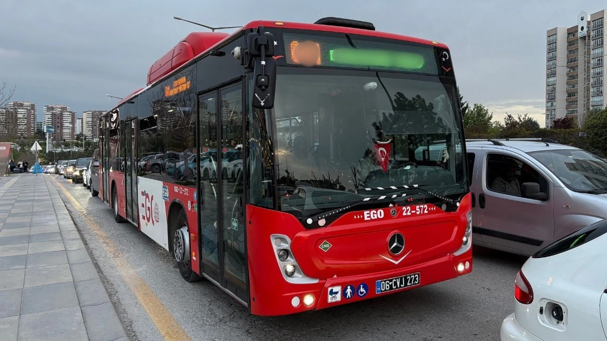 Ankara’da kaldırım kenarında duran kırmızı beyaz EGO otobüsü
