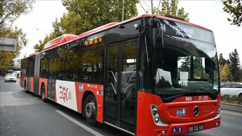 Ankara’da yolda ilerleyen kırmızı EGO otobüsü