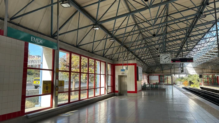 Emek Ankaray istasyonunun platform alanı