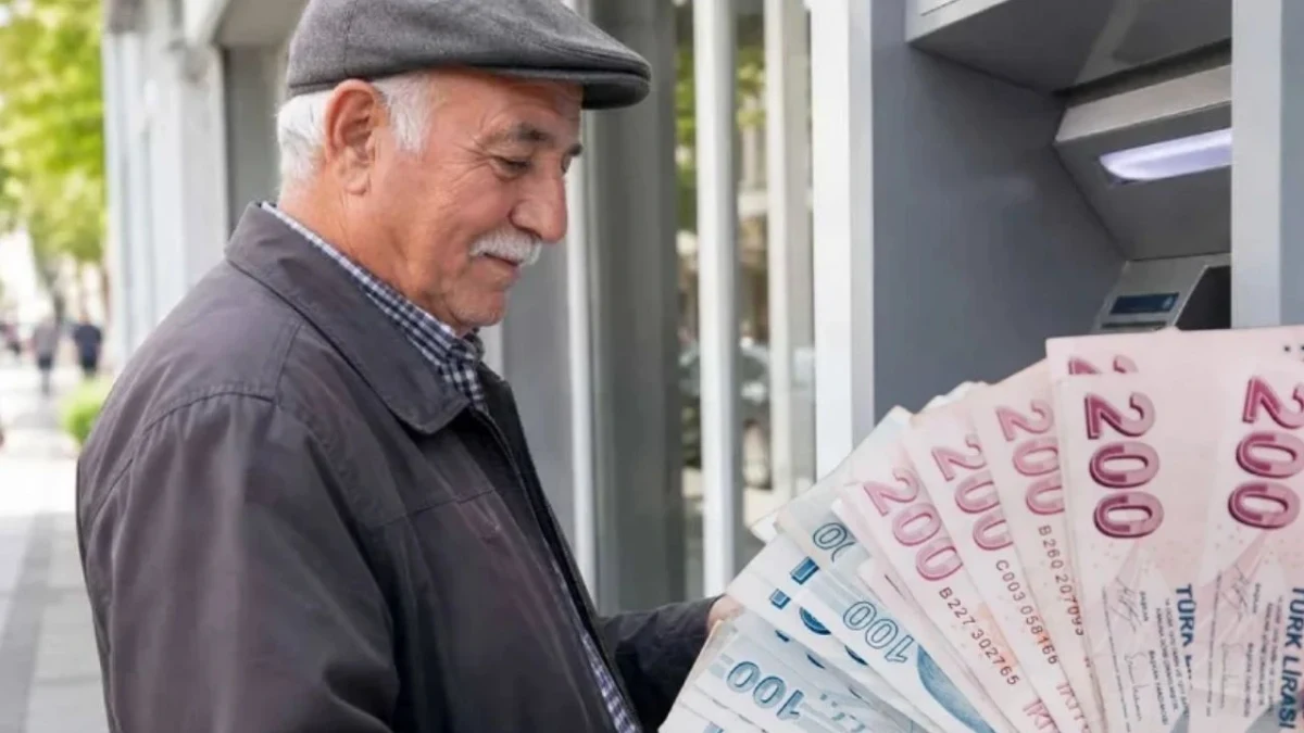 Bir emekli, elindeki Türk lirası banknotlarını inceliyor.