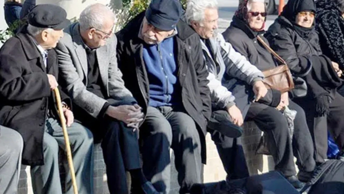 Bankta oturan yaşlı kişiler sohbet ediyor.