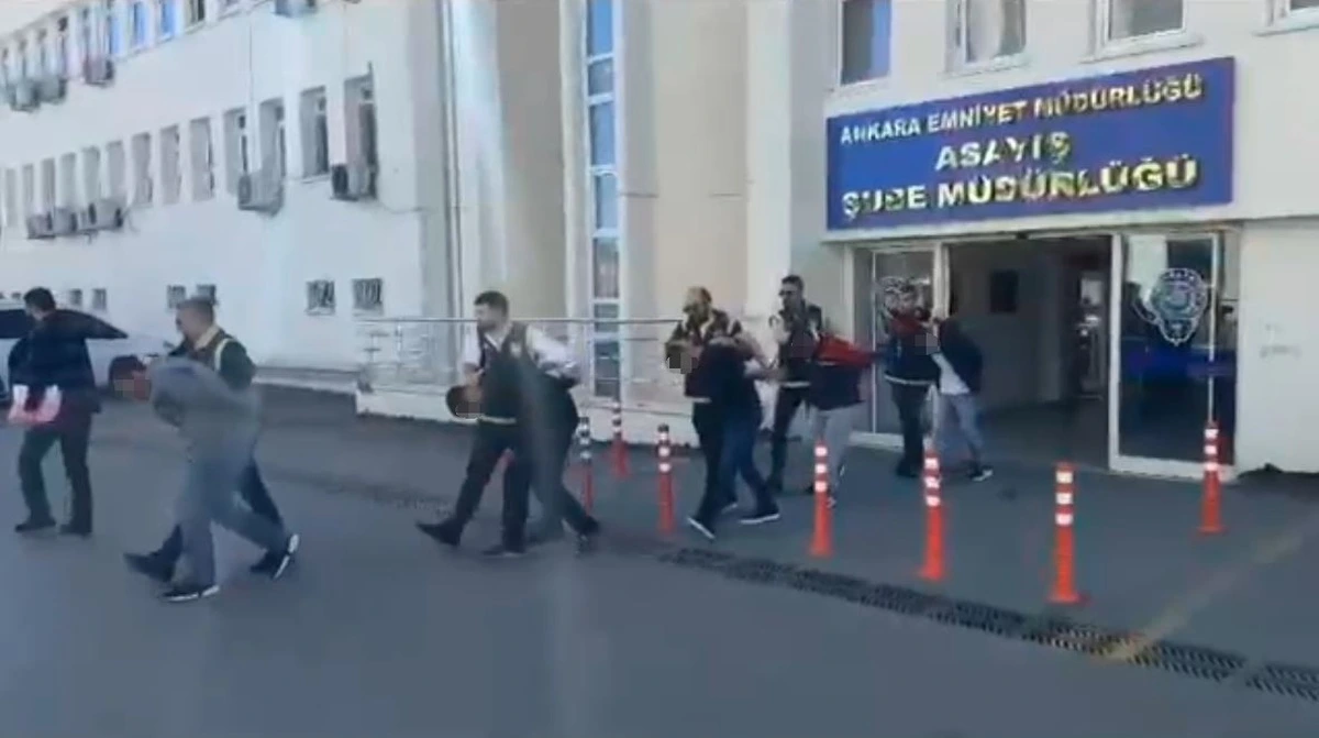 Ankara Emniyet Müdürlüğü Asayiş Şube Müdürlüğü binası önünde polisler ve şüpheliler