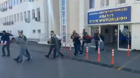 Ankara Emniyet Müdürlüğü Asayiş Şube Müdürlüğü binası önünde polisler ve şüpheliler