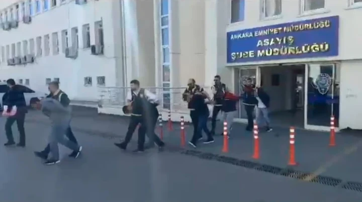 Ankara Emniyet Müdürlüğü Asayiş Şube Müdürlüğü binası önünde polisler ve şüpheliler