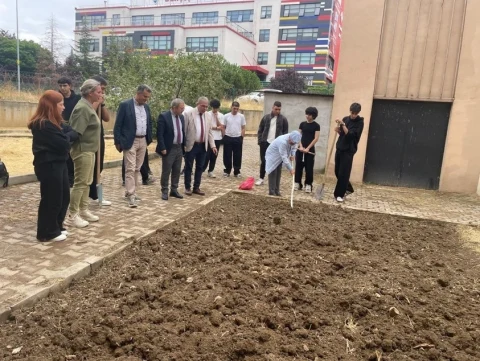 Öğrenci ve öğretmenler okul bahçesindeki Endemik Bahçe çalışmasını inceliyor