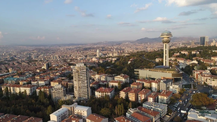 Ankara’da yoğun kent dokusu ve Atakule’nin göründüğü panoramik manzara