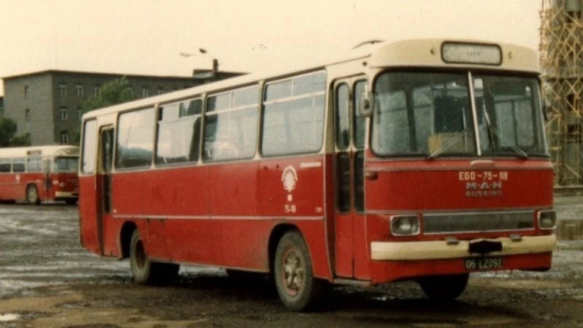 Ankara’da kullanılan kırmızı-beyaz EGO otobüsü