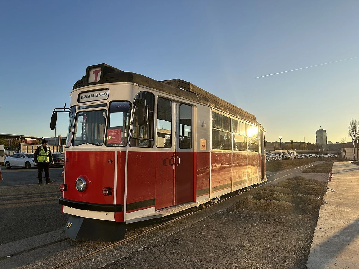 Ankara ulaşım tarihini anlatan görselde kırmızı-beyaz tramvay