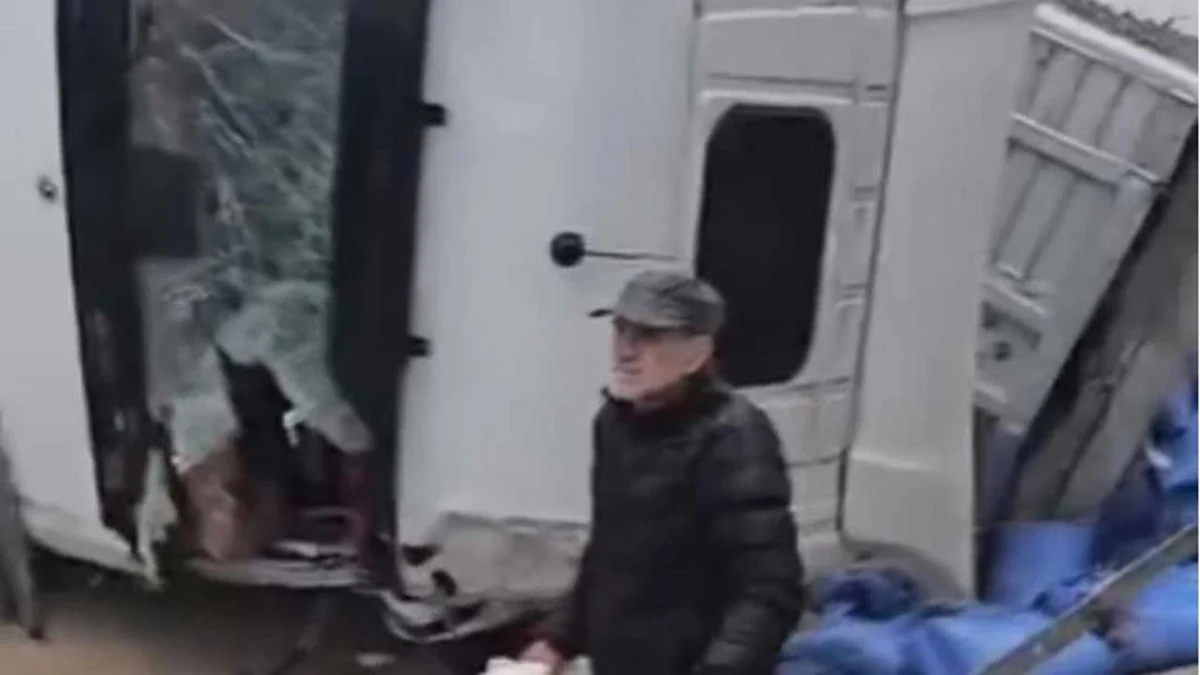 Kaymaz mevkisinde devrilen TIR ve çevresindeki kaza alanı