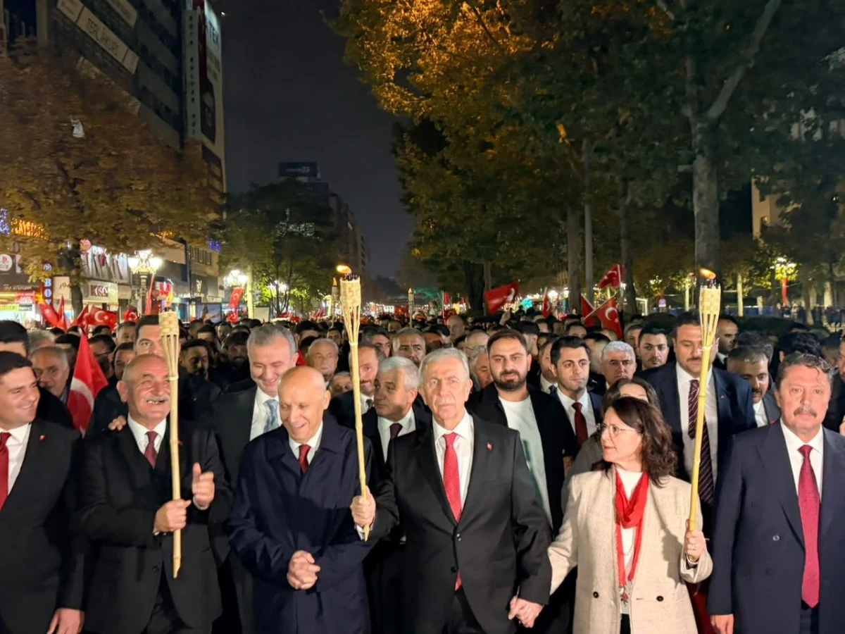 Ankara’daki Fener Alayı’na katılan kalabalık, Türk bayraklarıyla yürüyor