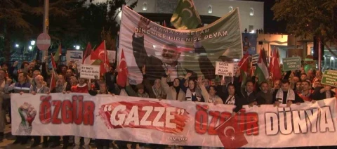 Ankara’da Filistin’e destek yürüyüşüne katılanlar, Gazze ve özgürlük ifadelerinin yer aldığı pankart taşıyor