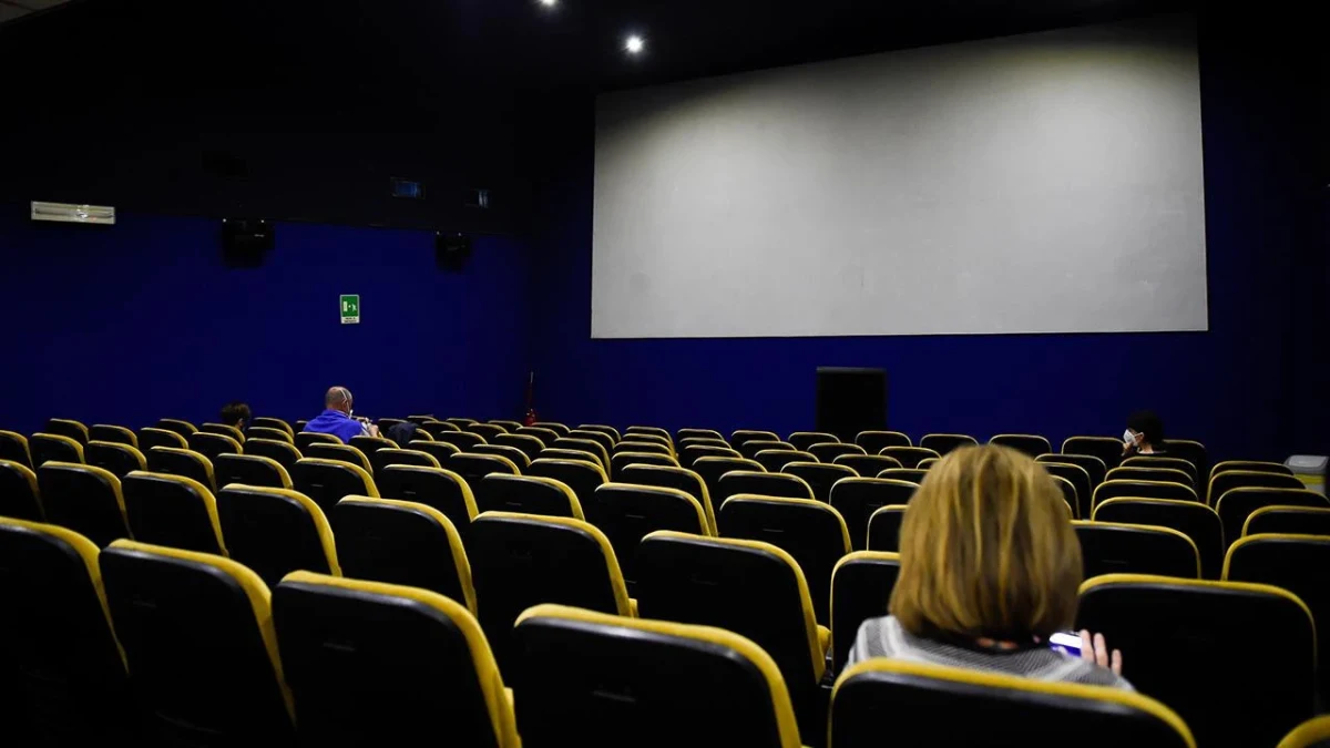 Bir sinema salonunda film gösterimi için boş koltuklar ve perde