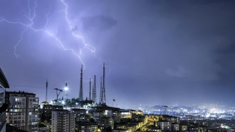 Ankara üzerinde yıldırım çakarken görülen gece manzarası