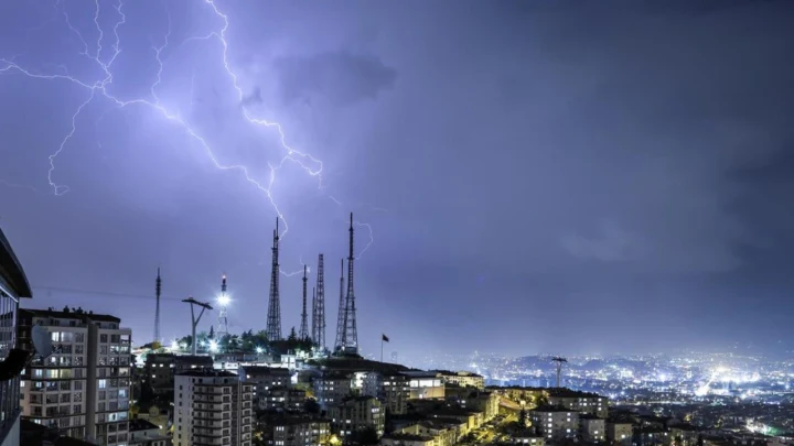 Ankara üzerinde yıldırım çakarken görülen gece manzarası