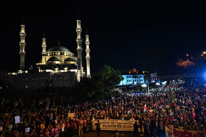 Ankara’da bir caminin önünde toplanan kalabalık, Gazze’ye yönelik saldırıları protesto ediyor