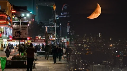 Gece saatlerinde Ankara’da aydınlatılmış, hareketli bir cadde ve kent silüeti