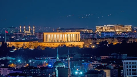Ankara’da gece ışıkları altında Anıtkabir ve çevresindeki kent dokusu