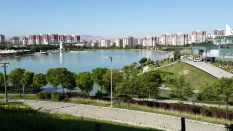 Göksu Parkı’nın göleti, çevresindeki yürüyüş yolları ve yeşil alanlar
