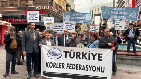 Türkiye Körler Federasyonu pankartı taşıyan görme engelliler Ankara’da yürüyüşte