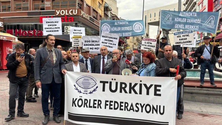 Türkiye Körler Federasyonu pankartı taşıyan görme engelliler Ankara’da yürüyüşte