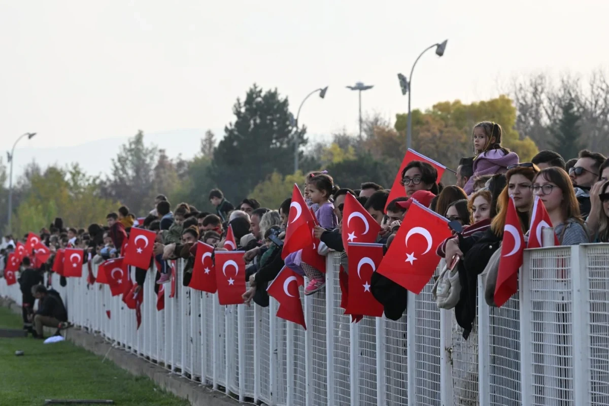 Hipodrom kenarında Türk bayrakları taşıyan izleyiciler